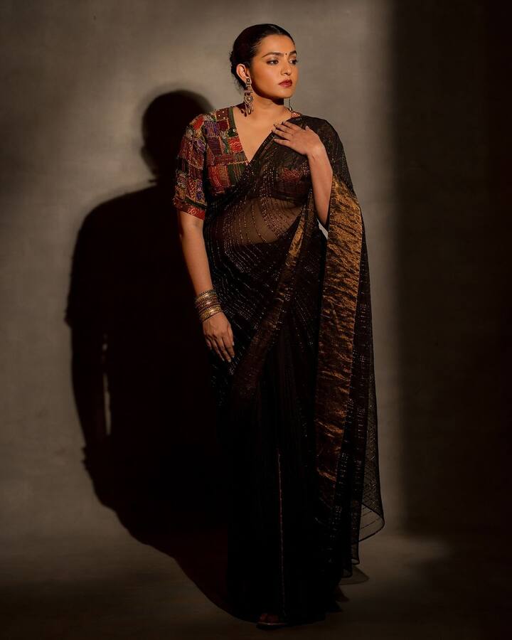 Parvathy Thiruvothu Photos: పార్వతి తిరువొతు... ఈ ఫొటోలోని అందాల భామ పేరు. 'తంగలాన్' సినిమాలో చియాన్ విక్రమ్ భార్య గంగమ్మ పాత్రలో నటించింది. ఆవిడ మలయాళీ భామ. మలయాళ, తమిళ సినిమాలు ఎక్కువ చేశారు. 'తంగలాన్'తో తెలుగు ప్రేక్షకులకు పరిచయం అయ్యారు. (Image Courtesy: par_vathy / Instagram)