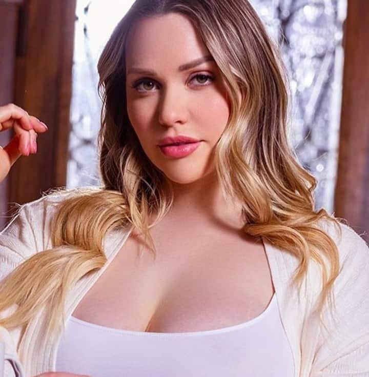 5. ਮੀਆ ਮਲਕੋਵਾ - 13 ਜੁਲਾਈ, 1992 ਨੂੰ ਜਨਮੀ, ਲਗਭਗ 5 ਫੁੱਟ 7 ਇੰਚ ਲੰਬੀ ਅਮਰੀਕੀ ਪੋਰਨ ਸਟਾਰ ਮੀਆ ਮਲਕੋਵਾ ਨੇ ਇੱਕ ਵਾਰ ਆਪਣੀ ਮੂਲ ਕੰਪਨੀ ਮਾਈਂਡਟਰੀ ਲਈ ਕੰਟਰੈਕਟ 'ਤੇ ਪ੍ਰਦਰਸ਼ਨ ਕੀਤਾ ਸੀ। ਉਸ ਦਾ ਇਕਰਾਰਨਾਮਾ 2014 ਵਿਚ ਖਤਮ ਹੋ ਗਿਆ ਸੀ। ਇਸ ਤੋਂ ਬਾਅਦ ਮਲਕੋਵਾ ਨੇ ਇਕ ਹੋਰ ਕੰਪਨੀ ਹਾਰਡ ਐਕਸ ਨਾਲ ਕਰਾਰ ਕੀਤਾ। ਮਲਕੋਵਾ ਨੇ ਬਾਲੀਵੁੱਡ ਦੇ ਮਸ਼ਹੂਰ ਨਿਰਦੇਸ਼ਕ ਰਾਮ ਗੋਪਾਲ ਵਰਮਾ ਨਾਲ ਫਿਲਮ ਗੌਡ, ਸੈਕਸ ਐਂਡ ਟਰੂਥ ਵਿੱਚ ਵੀ ਕੰਮ ਕੀਤਾ ਹੈ।