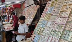 Raksha Bandhan 2024: रक्षाबंधन पर गुलजार रहा वाराणसी, त्यौहार के चलते बाजारों में दिखी रौनक, देखें तस्वीरें