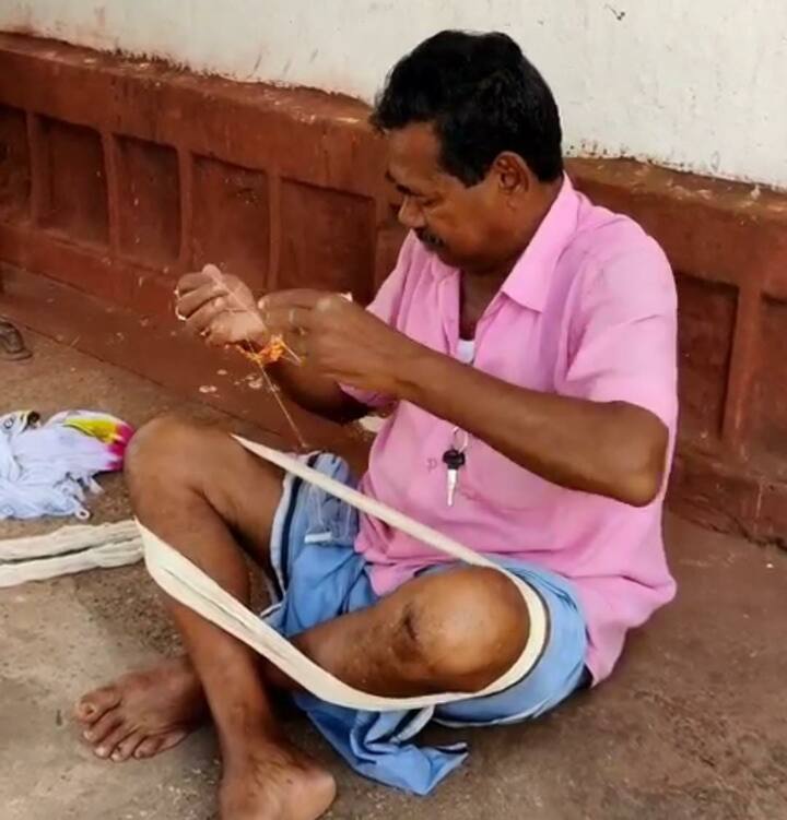 खास बात यह है कि पूरे प्रदेश में इस तरह की अनोखी परंपरा केवल दंतेवाड़ा के इस प्रसिद्ध दंतेश्वरी मंदिर में निभाई जाती है और यह परंपरा 800 सालों से अनवरत चली आ रही है. दंतेवाड़ा जिले के दंतेश्वरी मंदिर के पुजारियों ने बताया कि दंतेवाड़ा के कतियारास गांव के मादरी परिवार के सदस्य माता के सेवादार हैं.