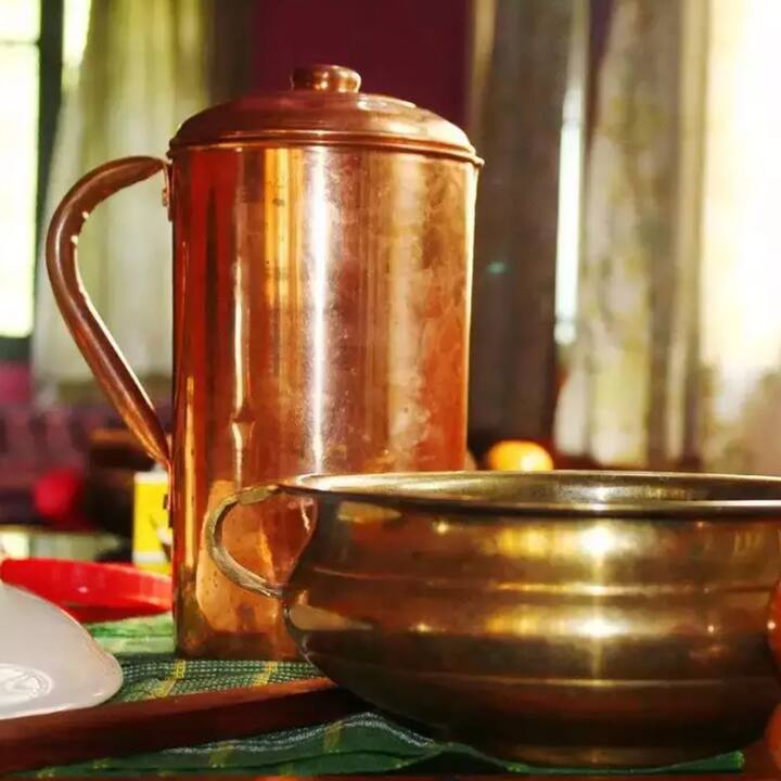 ਤਾਂਬੇ ਦੇ ਭਾਂਡੇ 'ਚ ਰੱਖਿਆ ਪਾਣੀ ਪੀਣ ਨਾਲ ਸਾਡੀ ਚਮੜੀ ਨੂੰ ਸਿਹਤਮੰਦ ਰੱਖਣ 'ਚ ਮਦਦ ਮਿਲਦੀ ਹੈ। ਇਹ ਚਮੜੀ ਦੀ ਢਿੱਲੀਪਨ ਨੂੰ ਦੂਰ ਕਰਦਾ ਹੈ ਅਤੇ ਝੁਰੜੀਆਂ ਨੂੰ ਵੀ ਰੋਕਦਾ ਹੈ। ਜਿਸ ਕਾਰਨ ਸਾਡੀ ਚਮੜੀ ਹਰ ਸਮੇਂ ਚਮਕਦਾਰ ਅਤੇ ਸਿਹਤਮੰਦ ਰਹਿੰਦੀ ਹੈ।