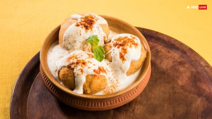 Dahi Bhalla Recipe: इस रक्षाबंधन आप अपने भाई के लिए कुछ अच्छी डिश बनाना चाहती हैं, तो ये कम समय में तैयार होने वाली रेसिपी घर पर ट्राई कर सकती हैं. इससे आपका भाई खुश हो जाएगा.