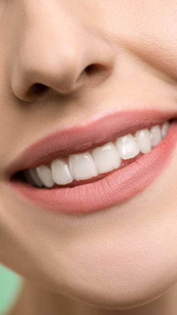 வெண்மையான பற்கள் வேண்டுமா? இதை ட்ரை பண்ணலாமே!