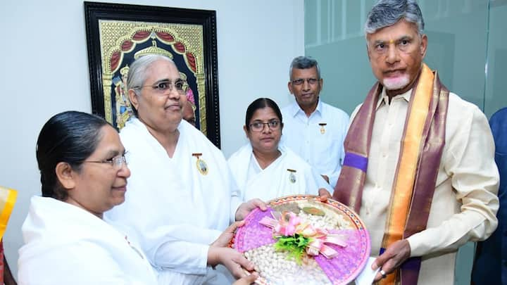 Telugu News: రాఖీ పండుగ సందర్భంగా చంద్రబాబుకు ఆయన్ను అభిమానించే మహిళా నేతలు పరువులు రాఖీలు కట్టారు. ఉండవల్లిలోని చంద్రబాబు నివాసానికి చేరుకుని టీడీపీ మహిళా నేతలు, బ్రహ్మకుమారీలు రాఖీలు కట్టారు.