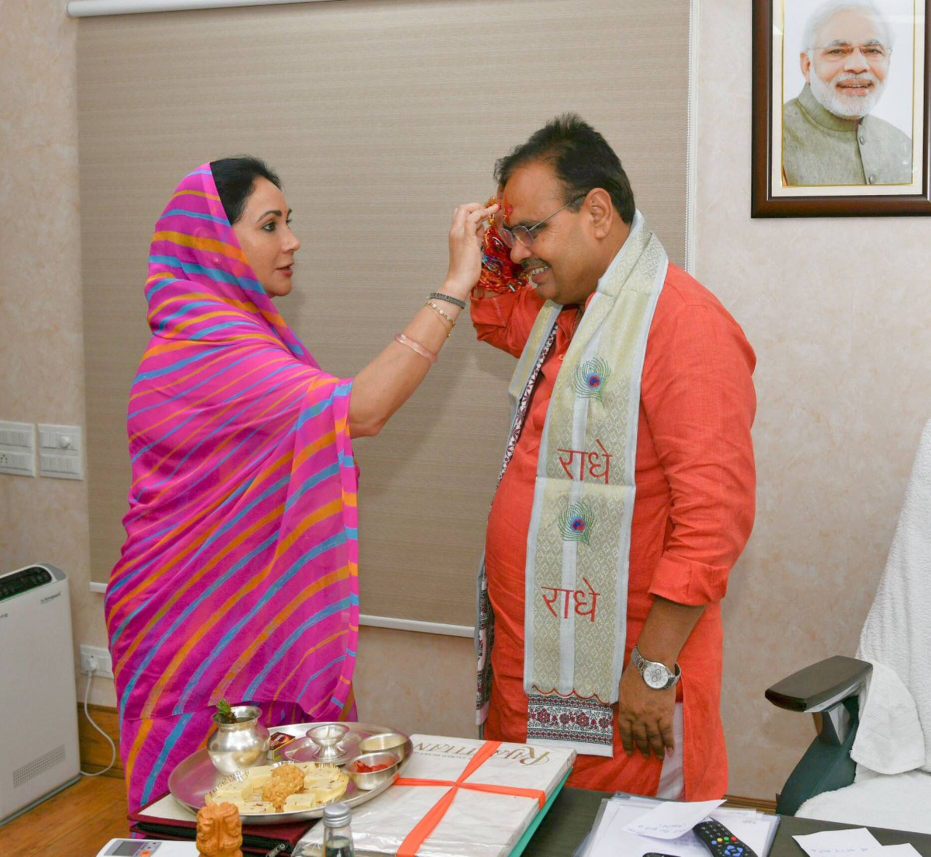 Raksha bandhan 2024 Rajasthan Deputy CM Diya Kumari Tied Rakhi on wrist CM  Bhajanlal Sharma Satish Poonia ann | रक्षाबंधन पर राजस्थान की डिप्टी सीएम  दीया कुमारी ने CM भजनलाल शर्मा के