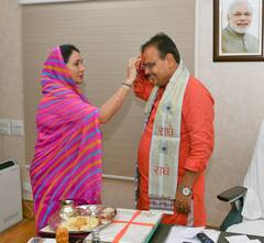 रक्षाबंधन पर राजस्थान की डिप्टी सीएम दीया कुमारी ने CM भजनलाल शर्मा के कलाई में बांधी राखी, देखें तस्वीरें
