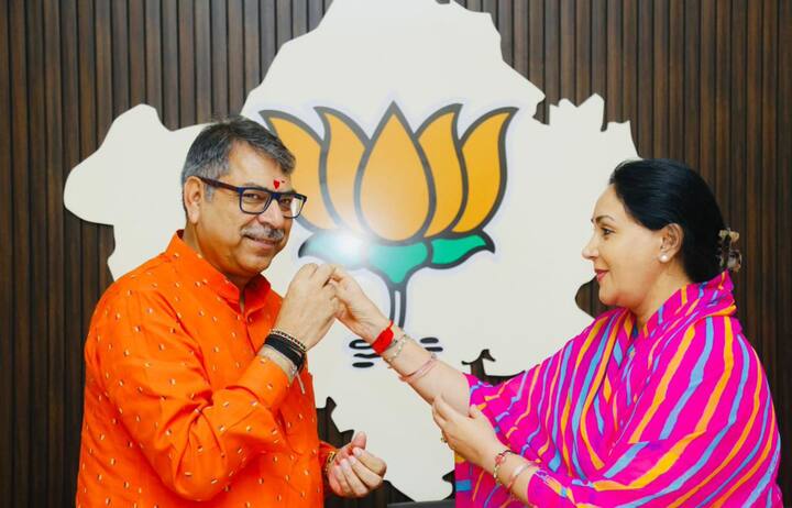 सतीश पूनिया ने एक्स पर फोटो पोस्ट करते हुए लिखा, ''प्रिय बहन दीया, आपकी राखी मुझे ऊर्जा देती है, मेरी शुभकामनाएं हमेशा आपके साथ हैं.'' पूनिया ने दीया कुमारी के अच्छे स्वास्थ्य और निरंतर प्रगति की कामना भी की.