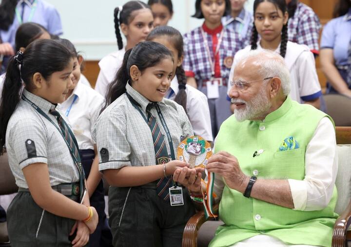 એક નાની બાળકીએ પીએમ મોદીને ખૂબ જ ખાસ રાખડી બાંધી હતી.એક ખાસ સંદેશ સાથેની તસવીર પણ હતી. આ રાખડી  પર પીએમ મોદીના સ્વર્ગસ્થ માતા હીરાબાની તસવીર હતી.