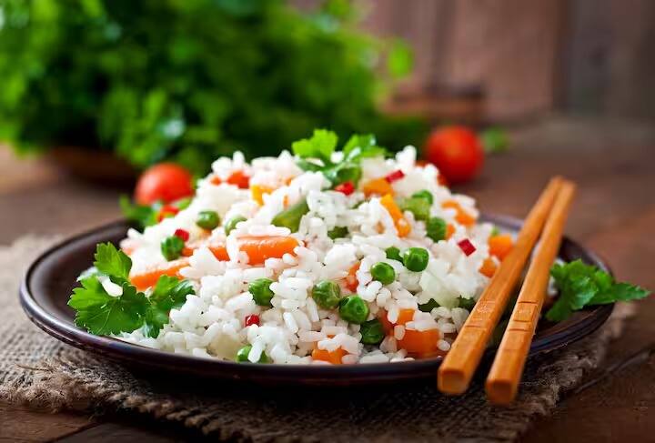 செய்முறை : முதலில் மிக்ஸியில் இஞ்சி, பூண்டு, பச்சை மிளகாய், புதினா, கொத்தமல்லி, தேங்காய், சிறிதளவு தண்ணீர் ஊற்றி கெட்டியாக அரைத்து எடுத்துக் கொள்ளவும்.