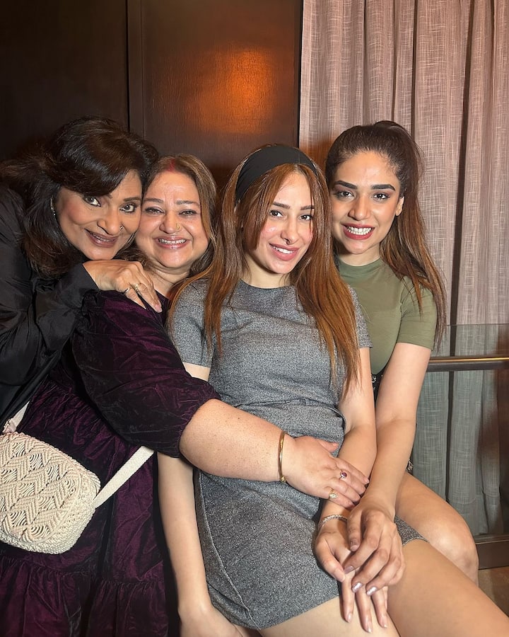 श्रद्धा आर्या के बर्थडे सेलिब्रेशन में अंजुम फकीह, माहिरा शर्मा, पारस कलनावत, सुप्रिया शुक्ला और नीलम मेहरा जैसे कलाकार शामिल हुए थे. पारस कलनावत और अंजुम फकीह ने ही पार्टी की फोटोज शेयर की हैं.