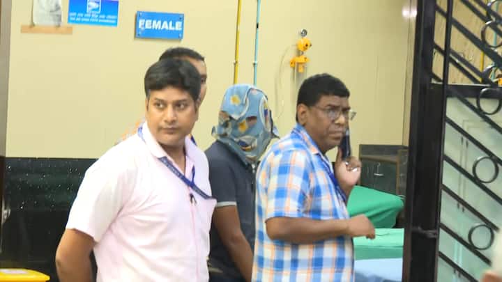 এছাড়াও জানা যাচ্ছে,  ঘটনার দিন হাসপাতালে তিনবার এসেছিল সঞ্জয়। তবে কি তার আগেও বারবার সঞ্জয় এভাবেই হাসপাতালে অবাধ বিচরণ করত? তাহলে কি আগে থেকেই সঞ্জয় রেকে করে রেখেছিল এই অপরাধ ঘটাবে বলে?