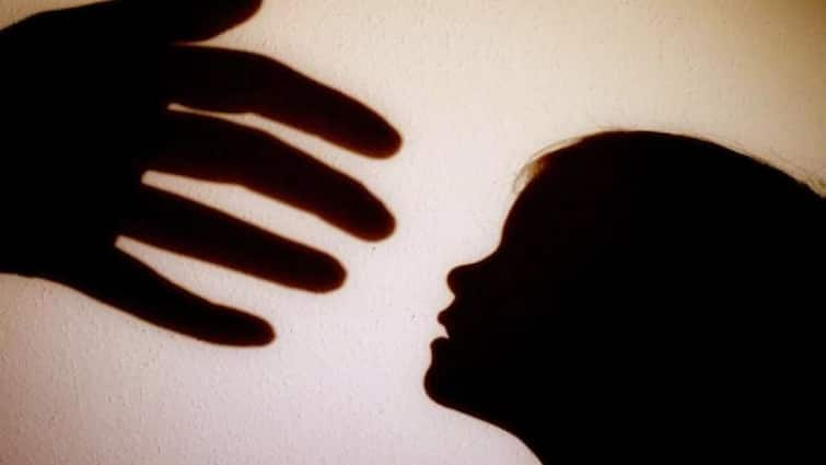 Mumbai Crime News Neighbors sexual assault 10 year old girl who came to play with children in Dombivli Mumbai Crime News: मुलांसह खेळायला आलेल्या चिमुरडीसोबत शेजाऱ्याकडून नको ते कृत्य; डोंबिवलीत धक्कादायक प्रकाराने खळबळ