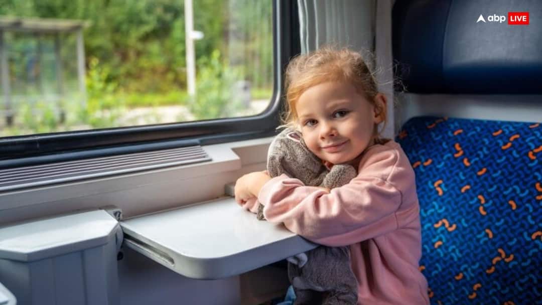 parenting tips take care of children while traveling by train otherwise problems may occur Parenting Tips: ट्रेन में ट्रैवल करते समय बच्चों का जरूर रखें ध्यान, वरना हो सकती हैं ये परेशानियां