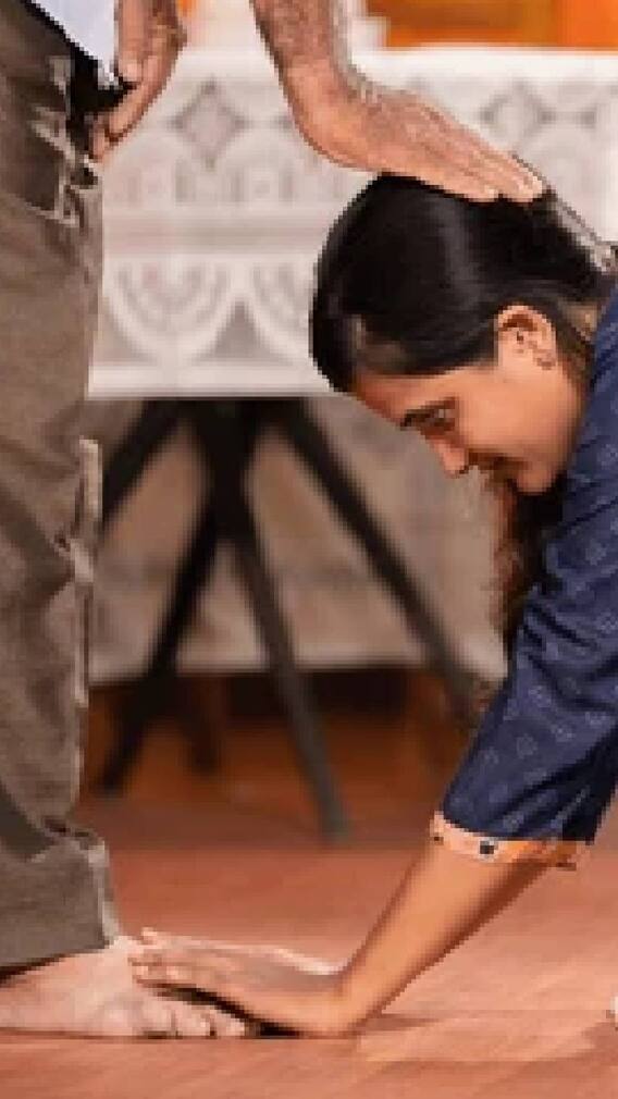 'या' व्यक्तींच्या कधीच पाया पडू नका