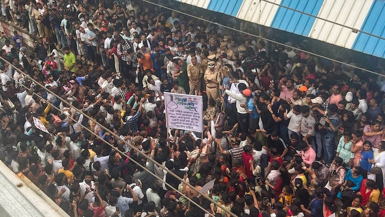 Badlapur Sexual Abuse Case 3 Thane Cops School Principal Suspended Rail Roko Protest Ends Maharashtra Updates Badlapur Sexual Abuse: 3 Thane Cops & School Principal Suspended, Rail Roko Protest Ends — Updates