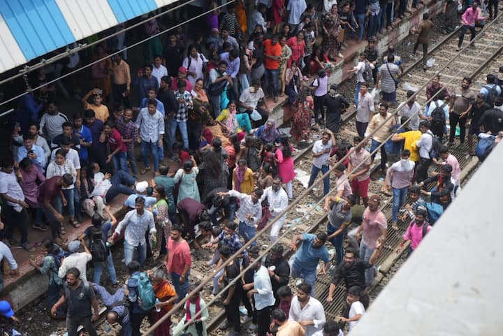 राज्याचे मंत्री गिरीश महाजन यांनीही आंदोलन मागे घ्यावं, राज्य सरकार दोषींना शिक्षा देईल असं आश्वासन दिलं.
