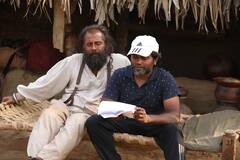 Thangalaan BTS Photos : தங்கலான் படப்பிடிப்பின் போது நடந்த சுவாரஸ்யமான சம்பவங்கள்!