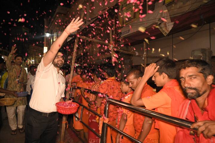 मंदिर प्रशासन की तरफ से पुष्प वर्षा के साथ श्रद्धालुओं का स्वागत किया गया.