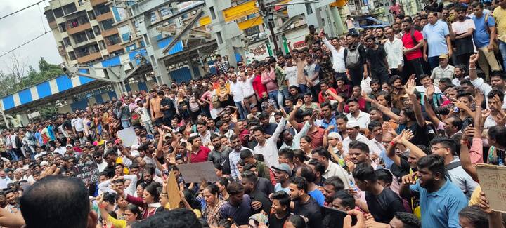 सकाळपासूनच नागरिकांनी शाळेला घेरा घातला असून बदलापूर स्थानकात रेल रोको देखील केला आहे. (Photo Credit-ABP Majha)