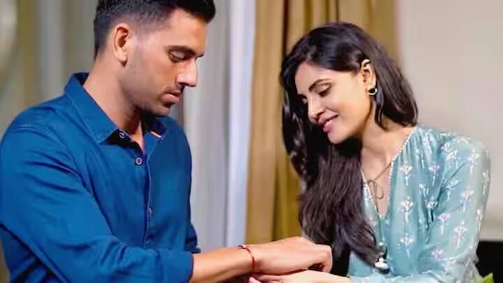 ભારતીય ફાસ્ટ બૉલર દીપક ચહરે આ ફોટો સોશિયલ મીડિયા પર શેર કર્યો છે. આ ફોટોમાં દીપક ચાહરની બહેન રાખડી બાંધતી જોવા મળી રહી છે. (ફોટો ક્રેડિટ- સોશિયલ મીડિયા)