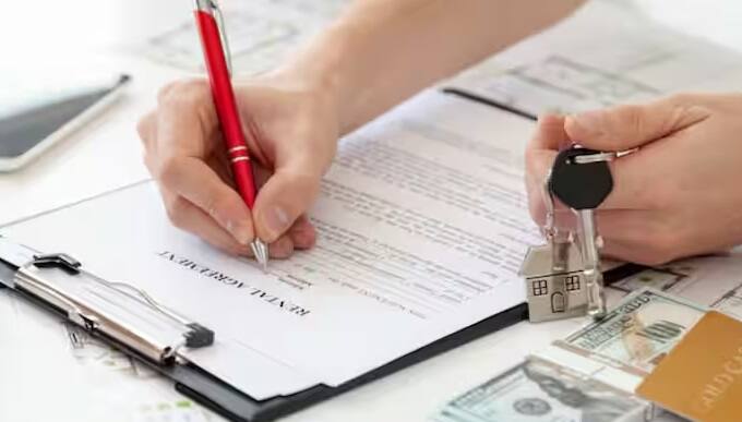 House Renting Tips:  ઘર ભાડે આપતા પહેલા આ મહત્વપૂર્ણ કાર્યો પૂર્ણ કરવાના હોય છે. આ વિના તે પછીથી ખૂબ મુશ્કેલ બની જાય છે.  ઘણા બધા રૂમ ખાલી હોય છે. તેથી આવી સ્થિતિમાં લોકો તેમના મકાનો ભાડે આપે છે