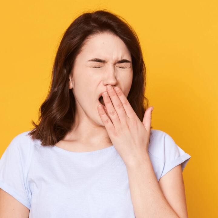 ਦਿਨ ਭਰ ’ਚ 3 ਤੋਂ 4 ਵਾਰ ਉਬਾਸੀ ਆਉਣਾ ਆਮ ਗੱਲ ਹੈ, ਪਰ ਕੁੱਝ ਲੋਕਾਂ ਨੂੰ ਜ਼ਰੂਰਤ ਤੋਂ ਵੱਧ ਉਬਾਸੀ ਆਉਣ ਲਗਦੀ ਹੈ। ਉਬਾਸੀ ਆਉਣ ਦੇ ਕਈ ਕਾਰਨ ਹੁੰਦੇ ਹਨ ਜਿਵੇਂ ਜ਼ਿਆਦਾਤਰ ਥਕਾਨ, ਉਨੀਂਦਰਾ, ਕਿਸੇ ਵੀ ਚੀਜ਼ ’ਚ ਰੁਚੀ ਨਾ ਹੋਣ ਕਾਰਨ ਵੀ ਉਬਾਸੀ ਆਉਣ ਲਗਦੀ ਹੈ।