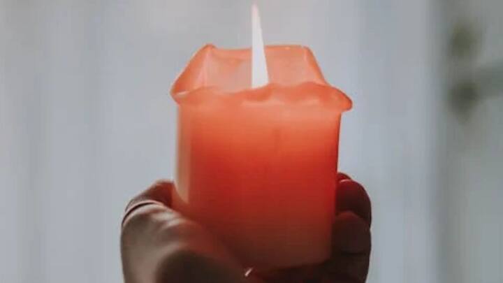 ঘরের রূপ বাড়াতে এবং সুগন্ধ ছড়াতে অনেকেই সুগন্ধি মোমবাতি ব্যবহার করেন। হরেকরকম এই মোমবাতির একাধিক গুণও রয়েছে। বিশেষত বাস্তু মেনে রাখলে সুখ সমৃদ্ধির উপচে পড়তে পারে।