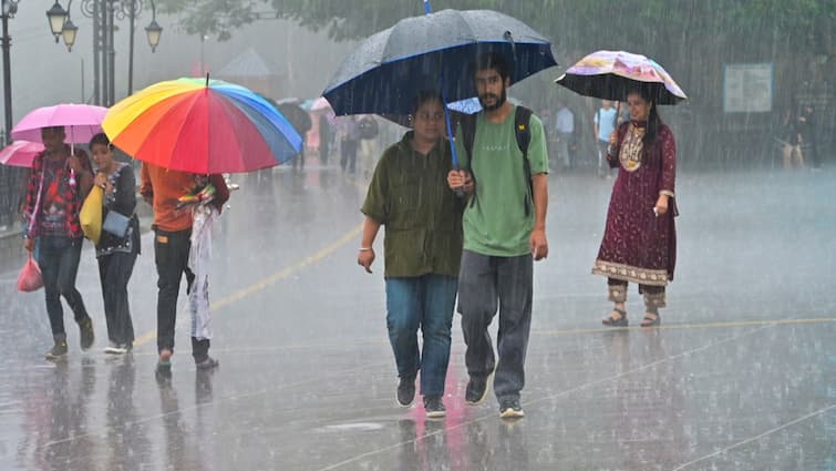 Hyderabad city sees heavy rain fall in various places including Kukatpally and Serilingampally Hyderabad Weather: హైదరాబాద్‌లో దంచికొడుతున్న భారీ వర్షం! కూకట్‌పల్లి, శేరిలింగంపల్లిలో కుండపోత