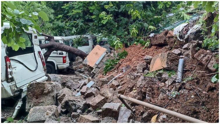 Hyderabad lb stadium wall collapsed due to heavy rain heavy traffic in various routes Hyderabad:హైదరాబాద్‌లో వాన బీభత్సం- కుప్పకూలిన ఎల్బీ స్డేడియం ప్రహరీ- నగరంలోని పలు ప్రాంతాల్లో ట్రాఫిక్‌ జామ్