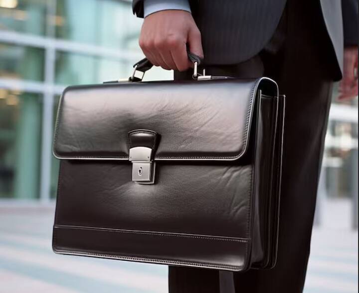 ਇਨ੍ਹਾਂ ਅਸਾਮੀਆਂ ਲਈ ਅਰਜ਼ੀਆਂ 5 ਅਗਸਤ ਤੋਂ ਸ਼ੁਰੂ ਹੋ ਰਹੀਆਂ ਹਨ ਅਤੇ ਅਪਲਾਈ ਕਰਨ ਦੀ ਆਖਰੀ ਮਿਤੀ 5 ਸਤੰਬਰ 2024 ਹੈ। ਇਸ ਭਰਤੀ ਰਾਹੀਂ ਬੈਂਕ ਕੇਡਰ ਅਫਸਰ, ਬੈਂਕਿੰਗ ਅਸਿਸਟੈਂਟ ਅਤੇ ਅਸਿਸਟੈਂਟ ਮੈਨੇਜਰ ਵਰਗੀਆਂ ਵੱਖ-ਵੱਖ ਅਸਾਮੀਆਂ ਭਰੀਆਂ ਜਾਣਗੀਆਂ।