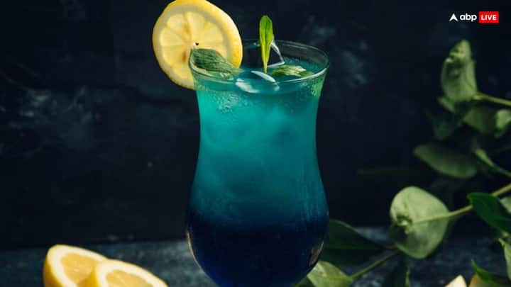 Blue Lagoon Drink: अगर आप भी घर पर कैफे जैसा ब्लू लगून ड्रिंक तैयार करना चाहते हैं, तो इस खास रेसिपी को फॉलो कर सकते हैं. यह कम समय में जल्दी बनकर तैयार हो जाएगा.