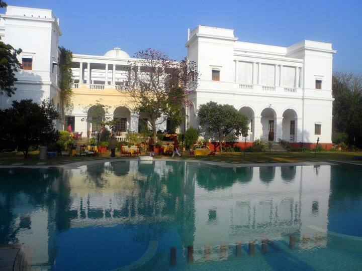 सैफ अली खान का पटौदी पैलेस 800 करोड़ रुपये का है ऐसे में वे सभी इंडियन स्टार्स में सबसे महंगे घर के मालिक हैं. बता दें कि शाहरुख खान के सी फेसिंग बंगले मन्नत की कीमत 200 करोड़ रुपये आंकी गई है. जबकि, अमिताभ बच्चन के जलसा की कीमत 120 करोड़ रुपये बताई गई है.