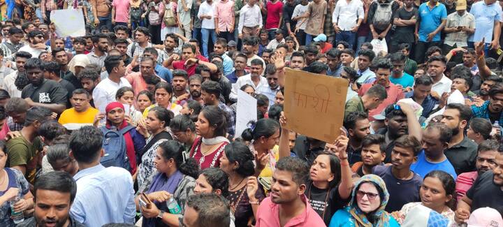 सर्व विद्यार्थ्यांचे पालक, नागरिक आक्रमक झाल्याचं पाहायला मिळालं. (Photo Credit-ABP Majha)