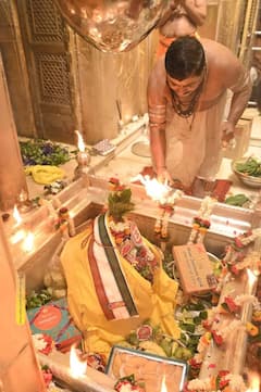 In Pic: काशी विश्वनाथ में श्रद्धालुओं का जन सैलाब, बाबा के पंच बदन प्रतिमा का हुआ श्रृंगार- देखिए तीस्वीरें