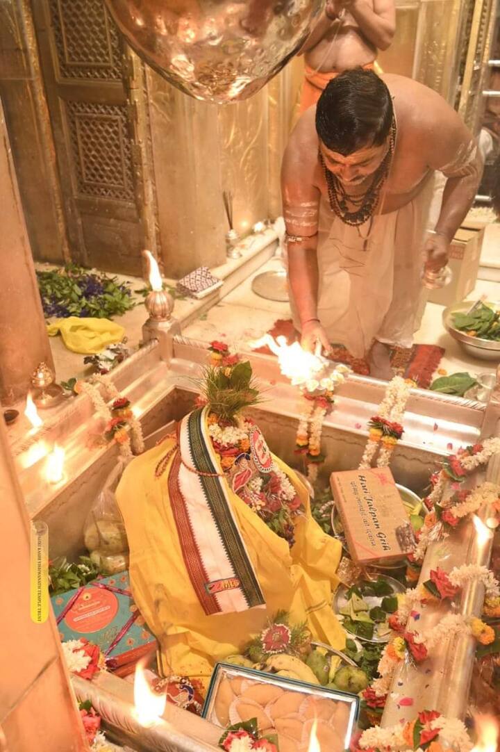 सावन माह के अंतिम सोमवार पर काशी विश्वनाथ मंदिर में श्रद्धालुओं का जन सैलाब उमड़ पड़ा.