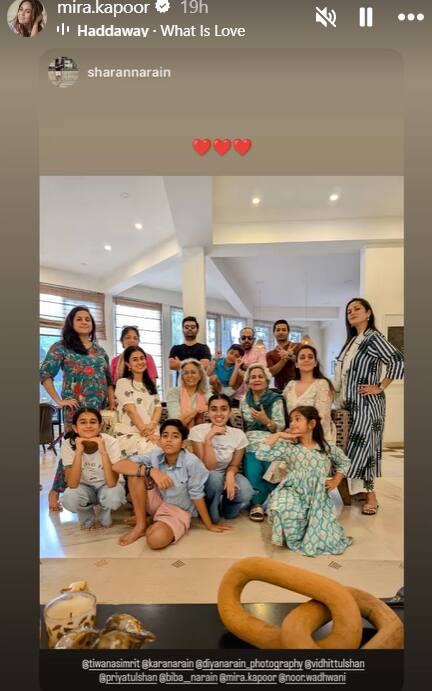 मीरा राजपूत ने ये तस्वीरें अपने इंस्टाग्राम की स्टोरी पर शेयर की हैं. जिसमें उनकी पूरी फैमिली एकसाथ रक्षाबंधन का त्योहार सेलिब्रेट करता हुआ नजर आ रहा है.