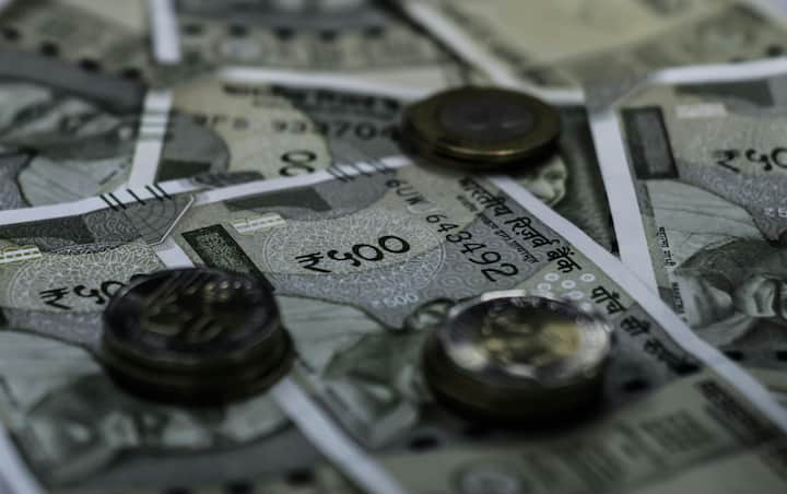 तो बता दें कि लॉन्ग टर्म में 6 फीसदी महंगाई दर मानकर चलें तो आज जो सामान 1 लाख रुपये में मिल रहा हो उसके लिए 30साल बाद 5.74 लाख रुपये तक चुकाने पड़ेंगे.