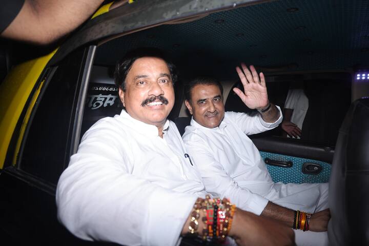 चेंबूर ते मानखुर्द पर्यंतचा प्रवास अजित पवारांनी केला. यावेळी त्यांच्यासोबत सुनील तटकरे आणि प्रफुल पटेलही उपस्थित होते. (photo credit-NCP)