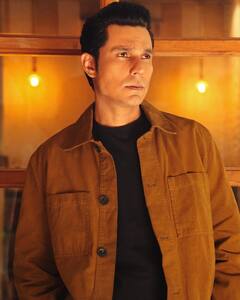 वेटर काम केलं, टॅक्सी चालवली, आज आहे दिग्गज अभिनेता, 'या' बॉलिवूड स्टारची संघर्षकथा वाचून अंगावर काटा!