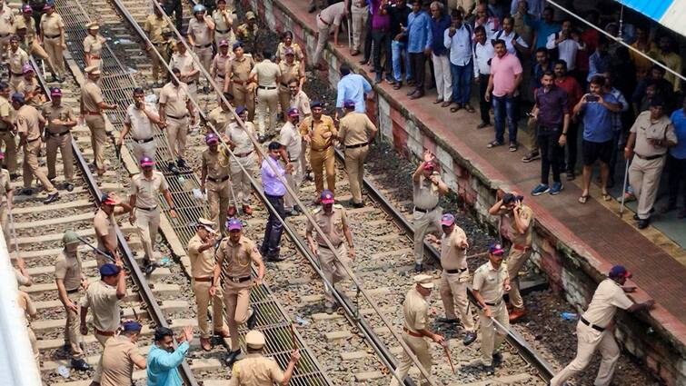 Badlapur Protest Police Lathi-Charge Protesters After Stones Pelted During Rail Roko Agitation Sexual Abuse Case Maharashtra News Badlapur: Police Lathi-Charge Protesters After Stones Pelted During Rail Roko Agitation, Visuals Surface