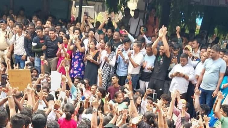 Badlapur School Crime Outrage Erupts Over Alleged Child Abuse as Protesters Block Railway Tracks Maharashtra: Protesters Block Railway Tracks In Badlapur Amid Outrage Over Sexual Assault Of Two Nursery Kids