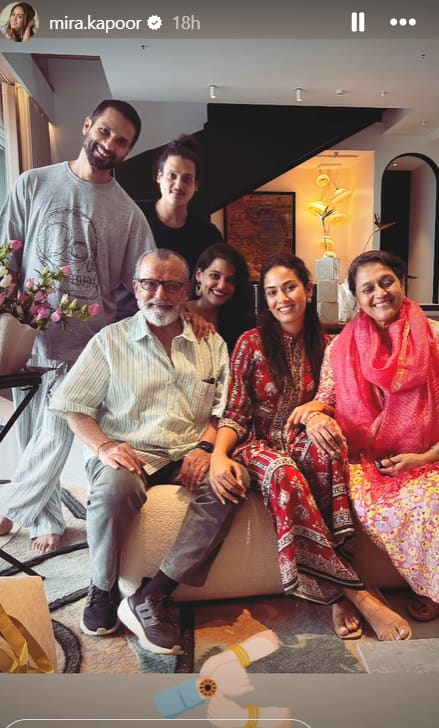 इन तस्वीरों में मीरा के साथ शाहिद कपूर, पंकज कपूर, सुप्रिया पाठक, सनाह कपूर और ईशान खट्टर भी नजर आ रहे हैं. सभी एकसाथ कैमरे के लिए पोज दे रहे हैं.