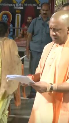 Gorakhpur News: गोरखनाथ मंदिर परिसर में सीएम योगी का जनता दर्शन | ABP NEWS SHORTS