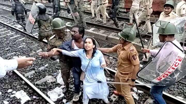 बदलापूरमधील शाळेच्या हलगर्जीपणामुळे ही घटना घडली. सफाई कर्मचाऱ्यांनेच दोन चिमुकल्यांवर अत्याचार केला.