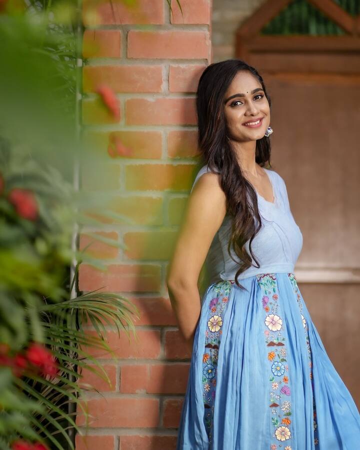 ఈ నేపథ్యంలోనే ఆమెను బిగ్బాస్ హౌజ్లోకి పంపేందుకు సిద్ధమైంది బిగ్బాస్ బృందం. హౌజ్కి వెళ్లే కంటెస్టెంట్లలో ఈమె పేరును కూడా చేర్చుతూ పలు వార్తలు వచ్చాయి. (Image Source : Instagram/Tejaswini Gowda)