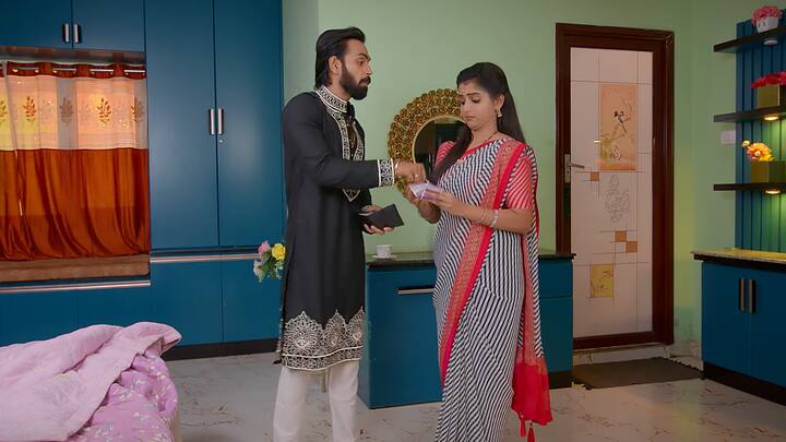 పొద్దున్నే టీ తీసుకొచ్చి ఇచ్చి వందరూపాయలు వసూలు చేస్తుంది కావ్య. ఇన్నాళ్లు నా కష్టానికి రూపాయి కూడా రాసివ్వలేదు..పైగా ఆస్తిపై ఆశపడుతున్నా అంటారా..ఇకపై చేసే ప్రతి పనికి మూల్యం చెల్లించాల్సిందే అని రాజ్ కి షాక్ ఇస్తుంది