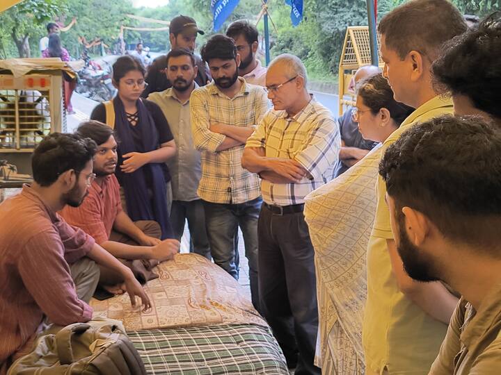 जेएनयू छात्र संघ ने केंद्र सरकार पर सवाल उठाते हुए कहा कि मोदी सरकार कॉर्पोरेट घरानों को लाखों-करोड़ों की सब्सिडी देकर उच्च शिक्षा के लिए फंड क्यों कम कर रही है. केंद्र सरकार ने अडानी और अंबानी जैसे अमीर कॉर्पोरेट घरानों को 5.98 लाख करोड़ रुपये की सब्सिडी दी है.