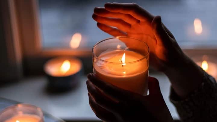 শুধু ঘরের ভেতরে নয়, ঘরের বাইরে রাখতে পারেন মোমবাতি। যেমন বাগানে রাখলে পোকামাকড় দূর হতে পারে। পাশাপাশি বাগান ছোট হলে রঙিন মোমবাতি শোভা বৃদ্ধি করে।