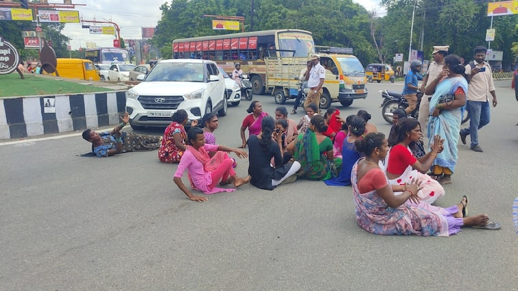 This is the reason why transgender women staged a road blockade in front of the Salem District Collectorate Transgender Issue: சேலம் மாவட்ட ஆட்சியர் அலுவலகம் முன்பு சாலை மறியலில் ஈடுபட்ட திருநங்கைகள் - காரணம் இதுதான்