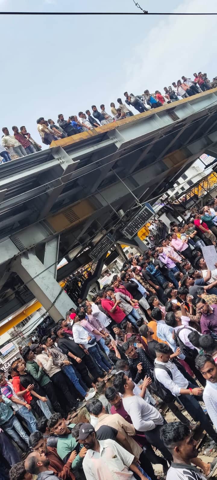 मी पोलीस आयुक्तांशी स्वत: बोललो, त्या आरोपीला अटक झाली आहे, जे आरोपी आहेत त्यांना कठोर शिक्षा होईल, पोक्सो अंतर्गत कलमं लावायला सांगितलं आहेस असं मुख्यमंत्री एकनाथ शिंदे म्हणाले.(Photo Credit-ABP Majha)